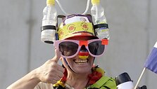 Palaikydami savo &scaron;alis, gerbėjai nesiskundė fantazija ir drąsa.
