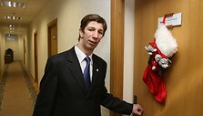 Antanas Nedzinskas prie savo kabineto durų