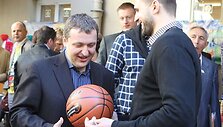 Kamuolį su Lino Kleizos para&scaron;u improvizuotame aukcione už 5000 litų įsigijo verslininkas Antanas Guoga