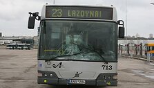 Autobusas atsitrenkė į nuridentą nuo &scaron;laito &scaron;iuk&scaron;lių konteinerį.