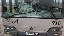 Autobusas atsitrenkė į nuridentą nuo &scaron;laito &scaron;iuk&scaron;lių konteinerį.