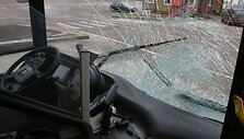 Autobusas atsitrenkė į nuridentą nuo &scaron;laito &scaron;iuk&scaron;lių konteinerį.