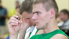 Rinktinės nariai apžiūrinėja medalius