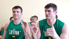 Rinktinės nariai apžiūrinėja medalius
