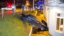 BMW avarija Vilniuje: nulėkė nuo kelio ir rėžėsi į vie&scaron;bučio sieną