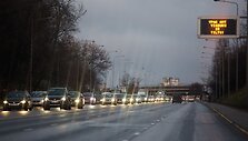 Vilniuje gatvės virto čiuožykla, žmonės įstrigo didžiulėse spūstyse