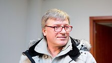 Atlikėjas Žilvinas Žvagulis lankosi teisme dėl galimai melagingų parodymų