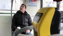 Artūras Zuokas apžiūri naujus autobusus.