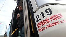 Artūras Zuokas apžiūri naujus autobusus.