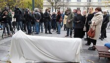 Vytautui Kernagiui skirto suoliuko atidengimo akimirka
