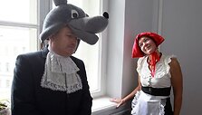  Teisėjai mantijas i&scaron;keitė į pasakų personažų kostiumus ir vaidino moksleiviams.
