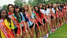Gražuolės pozuoja fotografams