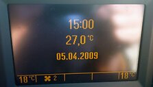 Saulėkaitoje stovinčių automobilių salonai prikaito bemaž iki 30 laipsnių