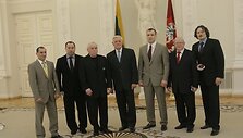 Prezidentas Valdas Adamkus su sportininkais ir jų treneriais.
