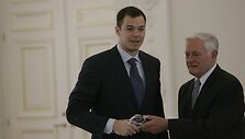 Prezidentas Valdas Adamkus sveikina &bdquo;Lietuvos ryto&ldquo; kapitoną Steponą Babrauską.
