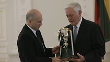 Prezidentas Valdas Adamkus sveikina &bdquo;Lietuvos ryto&ldquo; savininką Gedvydą Vainauską.