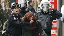 Stambule policija vaiko mitingo dalyvius.