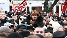 Neoficialiais duomenimis, į protesto akciją susirinko apie 4 tūkstančius žmonių.
