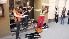 Vilniuje gimusi Gatvės muzikos diena &scaron;iemet pasieks ir Kauną. Nuotraukoje &ndash; akimirkos i&scaron; praėjusių metų renginio sostinėje.