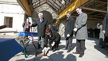Miesto valdžia, autobusų stoties vadovybė bei statytojai toje vietoje, kur bus įėjimas, į žemę įkasė kapsulę su lai&scaron;ku kitoms kartoms.