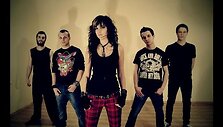 &bdquo;Nu metal&ldquo; stiliui prijaučiantys &bdquo;Carnivora blooms&ldquo; i&scaron;siskiria jaunatvi&scaron;ka energija, o jų kūryboje atsispindi skirtinga grupės narių patirtis.