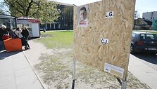 Nors iki prezidento rinkimų liko mažiau nei mėnuo, ant reklaminių stendų politikų plakatų dar negausu.
