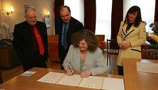 Memorandumą pasira&scaron;ė uostamiesčio menininkų kalvių vadovai.