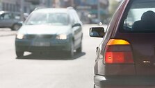 Toje Savanorių prospekto dalyje, kur viena kryptimi yra tik dvi eismo juostos, pasukti į kairę arba apsisukti norintys vairuotojai neretai sutrikdo visą eismą.