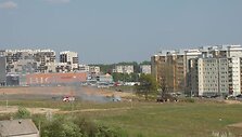 Ugniagesiai gesina bakūžę.