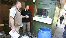 Dėl žemės, kurioje veikė gyvūnų vie&scaron;butis, nesutariantis N.Žiūkas (nuotr. de&scaron;inėje) teisybės ie&scaron;ko teisme. Kol nėra jo sprendimo, jis atsisako i&scaron;sikelti i&scaron; teritorijos.