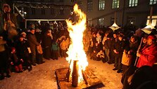 Susirinkusiuosius &scaron;ildė didelis laužas.