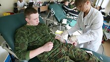 Lietuvos kariuomenės Divizijos generolo Stasio Ra&scaron;tikio puskarininkių mokyklos auklėtiniai noriai dalyvavo neatlygintinos kraujo donorystės akcijoje.