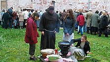 Jurginių &scaron;ventėje Kaune dalyvaujančių moksleivių akcijas palaiko broliai pranci&scaron;konai. Akimirka i&scaron; pernai Kaune vykusių Jurginių. 