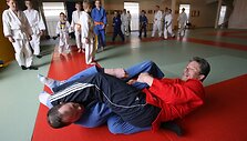 Besiruo&scaron;damas pasaulio dziudo veteranų čempionatui vilnietis J.Dumbauskas finansinės pagalbos nusprendė papra&scaron;yti ir i&scaron; Savivaldybės. 