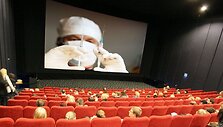 Pastarosiomis savaitėmis siuntinėjamuose elektroniniuose lai&scaron;kuose žmonės bauginami, kad kino salėje gali įsidurti adata ir užsikrėsti ŽIV. Sveikatos specialistai ragina netikėti tokia informacija.