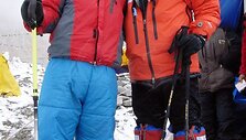 Nepalietis alpinistas (kairėje) pasiryžęs kovoti dėl pripažinimo. 