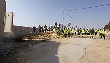  Palestiniečiai pirmadienį pralaužė į žydų ir palestiniečių teritorijas Vakarų Krantą dalijančios sienos bloką. 