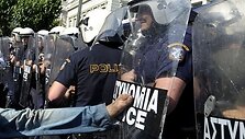 Graikijos policijai pastaraisiais metais nuolatos tenka mal&scaron;inti riau&scaron;es