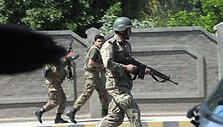 Pakistaniečių kariai po sprogimo Pe&scaron;avare