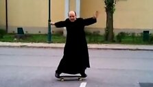 Kunigas su riedlente