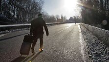 Žmogus apsnigtame Paryžiuje