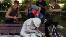 Paaugliai surengė tokias patyčias ir patys pavie&scaron;ino jų vaizdą, net neslėpdami savo veidų