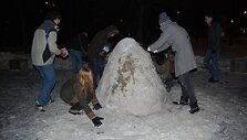 Kiau&scaron;inį lipdę menininkai laistė jį vandeniu, kad suledėtų ir taptų tvirtesnis.