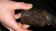 Bombą statybininkams priminęs radinys labiau pana&scaron;us į svarelius, turguje naudojamus sveriant prekes.