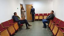 Varėnos teisme laukiantys liudytojai A.Belousas (sėdi kairėje) ir A.Navickas (de&scaron;inėje).