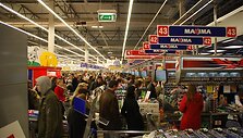&bdquo;Maxima&ldquo; prekybos salė buvo sausakim&scaron;a, prie kasų nusidriekė eilės, pirkėjai vos pavežė savuosius pirkinius.