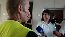 J.&Scaron;ek&scaron;tėnas, tuomet net nepasakęs savo vardo, vasarą tapo anonimine žvaigžde per teisingumo ministro parodomąjį vizitą į Vilniaus pataisos namus. Jonas bendravo su žurnalistais, bet pra&scaron;ė nefilmuoti jo veido, nes vyrui gėda už praeities nuodėmes.