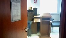 Telefonu i&scaron;kviečiamos moters i&scaron;žaginimo byla, saugant nukentėjusiosios interesus, i&scaron;nagrinėta nevie&scaron;ame teismo posėdyje.