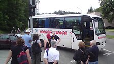 Turistai i&scaron; Čekijos laiko veltui neleido: vieni apžiūrinėjo apgadintą autobusą, kiti fotografavo greta esančią &scaron;v.Petro ir Povilo bažnyčią.