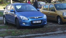 Mėlynasis prokurorės automobilis ant i&scaron;važinėto žolės ploto sostinės Žirmūnų rajone.